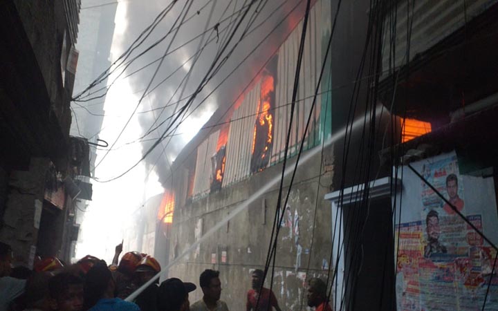 লালবাগে প্লাস্টিক কারখানায় আগুন নিয়ন্ত্রণে